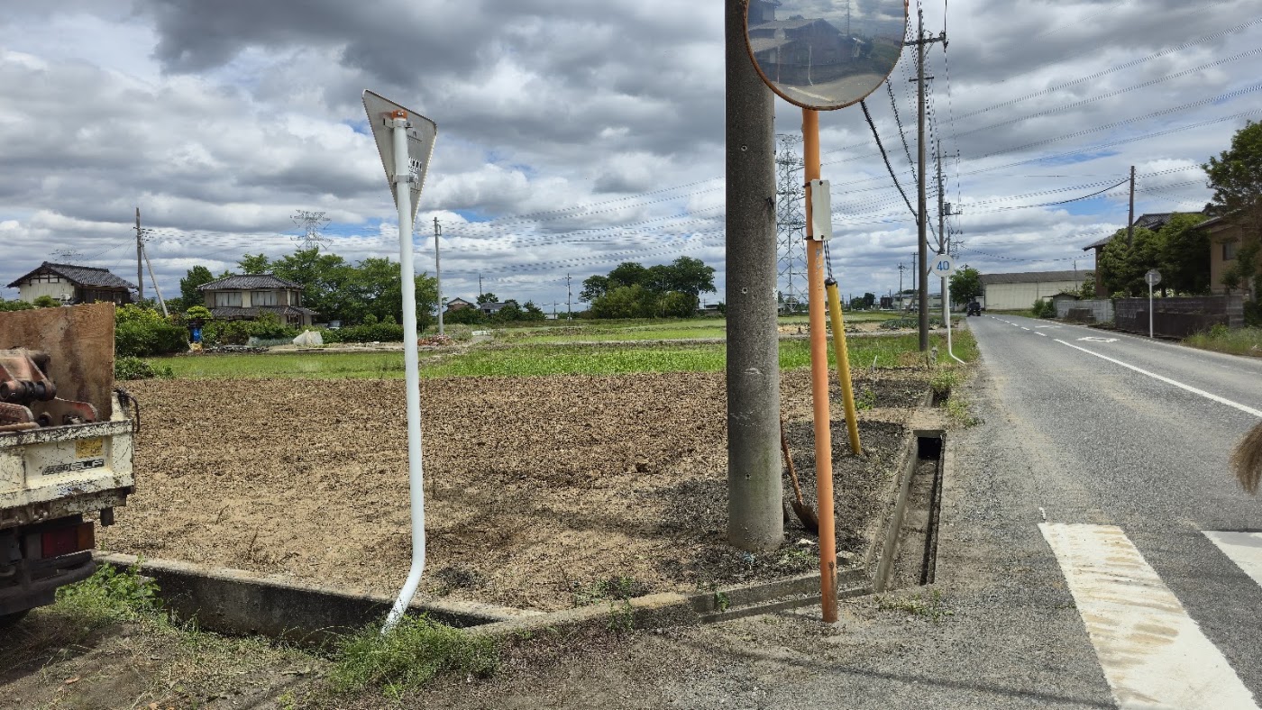 ブロック塀と残置物撤去後に整地された敷地