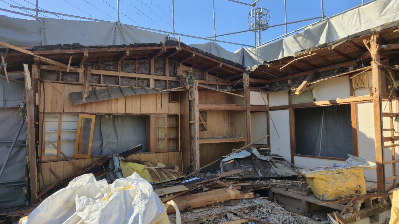 木造住宅の解体工事中の現場